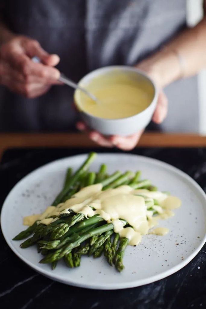 Asparagus with hollandaise sauce